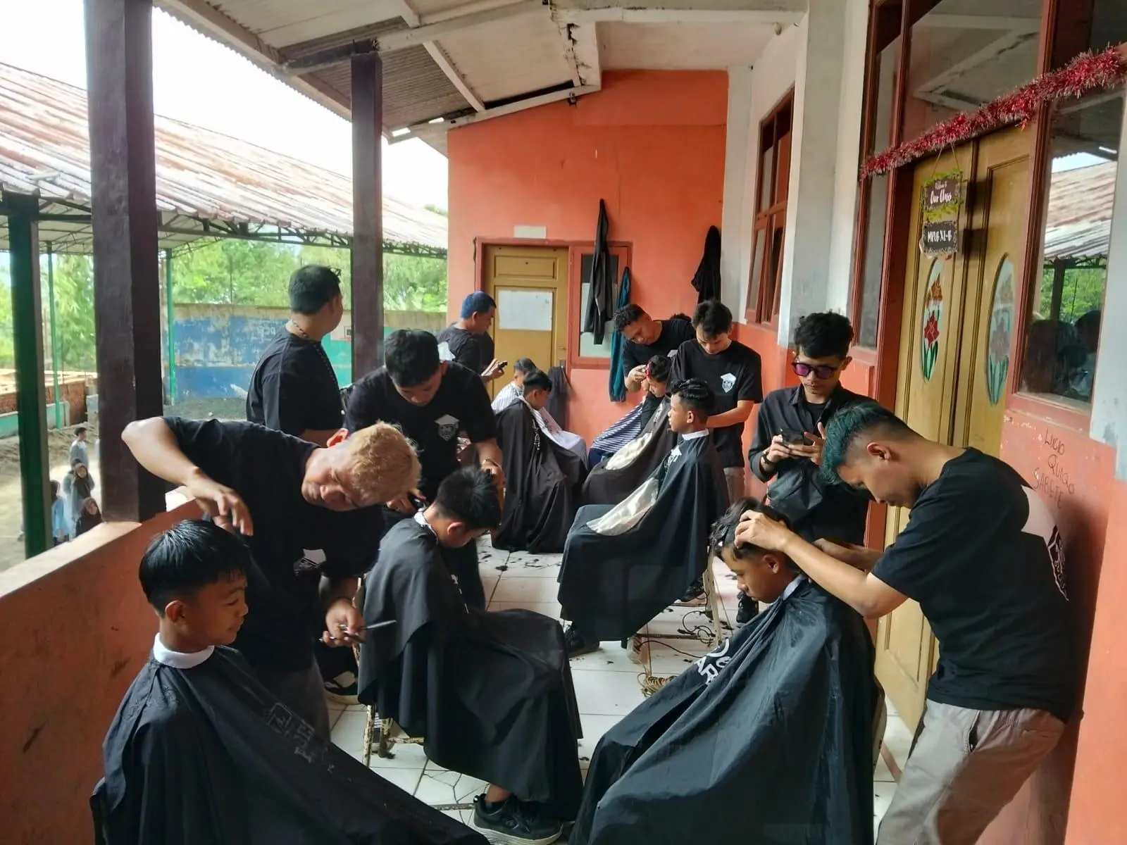 Pangkas Rambut Gratis, Cara SMPN 2 Caringin Bangun Kedisiplinan Siswa