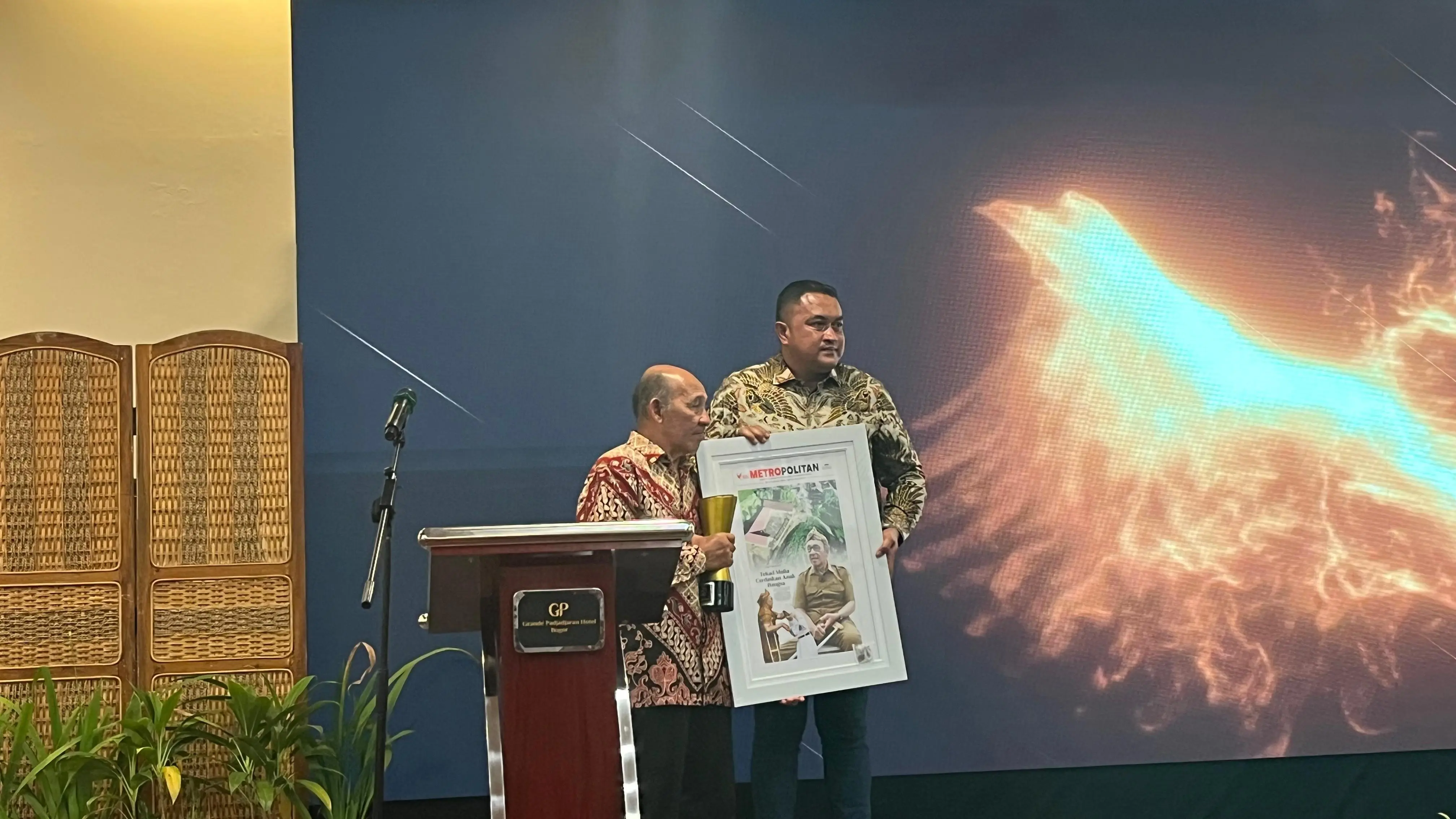 Pengabdian Tanpa Batas, Guru SDN Cikoneng Dapat Anugerah Tokoh Peduli Pendidikan