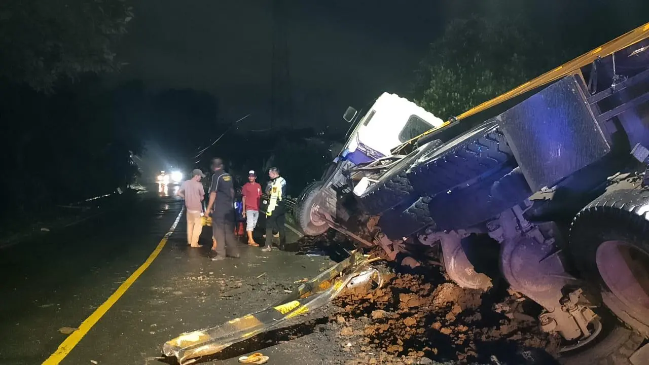 Truk Terguling di Tanjakan Cibokor Nanggung, Hantam Pagar Jalan Nasional
