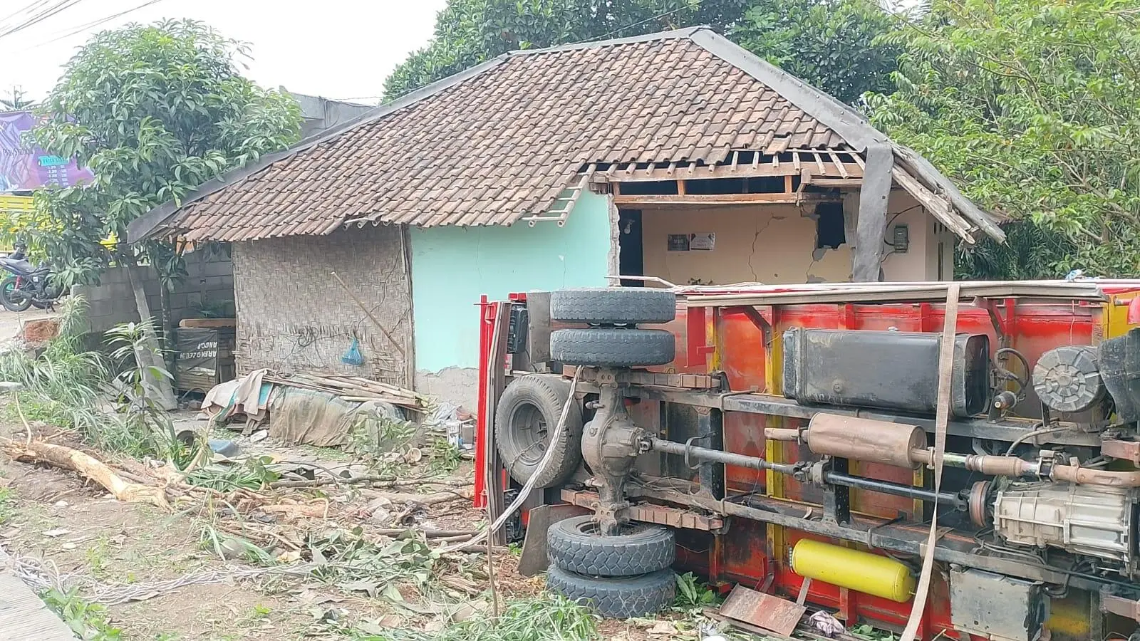Truk Bermuatan Kayu Hantam Rumah Warga di Jasinga, Tak Ada Korban Jiwa