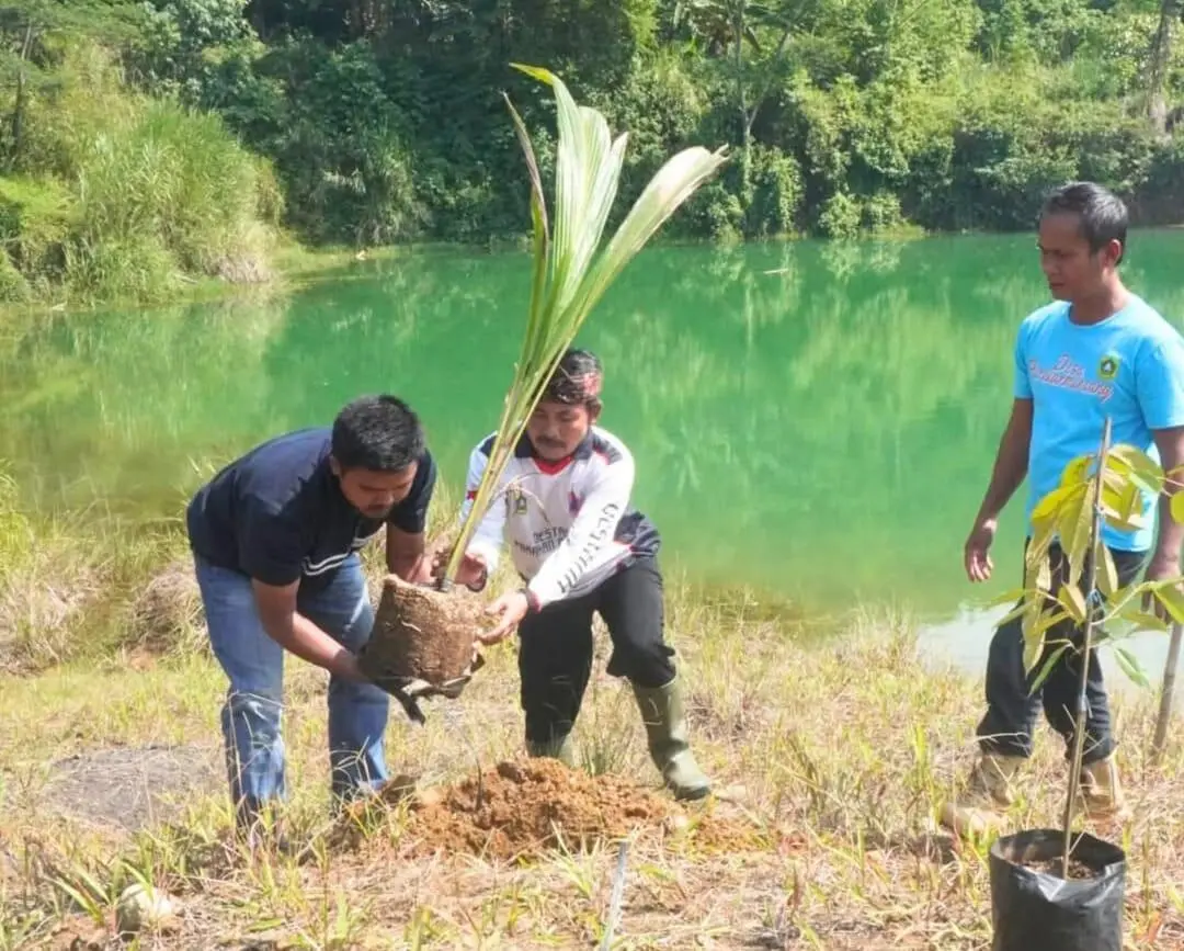 Mitigasi Bencana, Pemdes Parakanmuncang Tanam 350 Pohon Buah di Titik Rawan