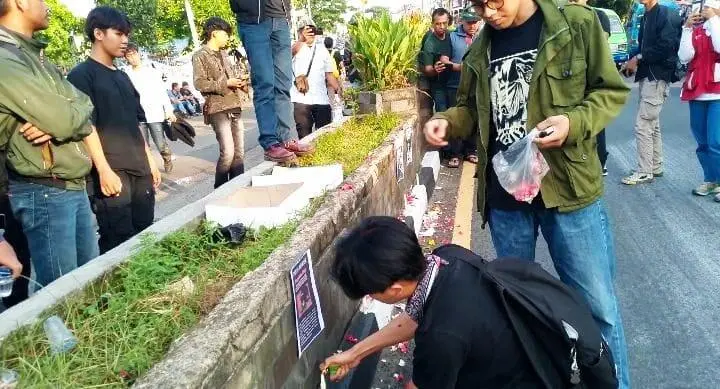 Mahasiswa Unida Turun ke Jalan, Tabur Bunga untuk Korban Aksi Demokrasi