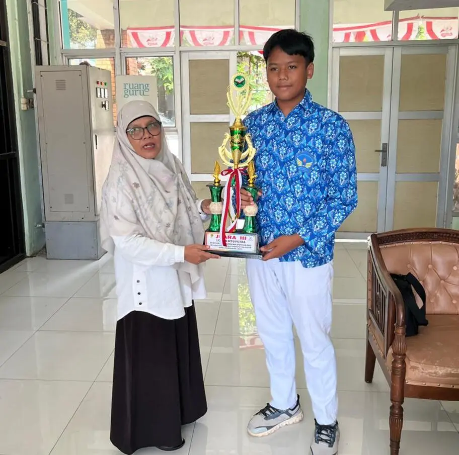 Kepala Sekolah SMPN 4 Parungpanjang Apresiasi Prestasi Siswanya Juara MTQ Tingkat Kabupaten Bogor