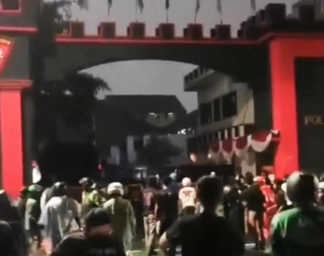 Ribuan Ojol Kepung Markas Brimob, Tuntut Keadilan untuk Affan dan Umar