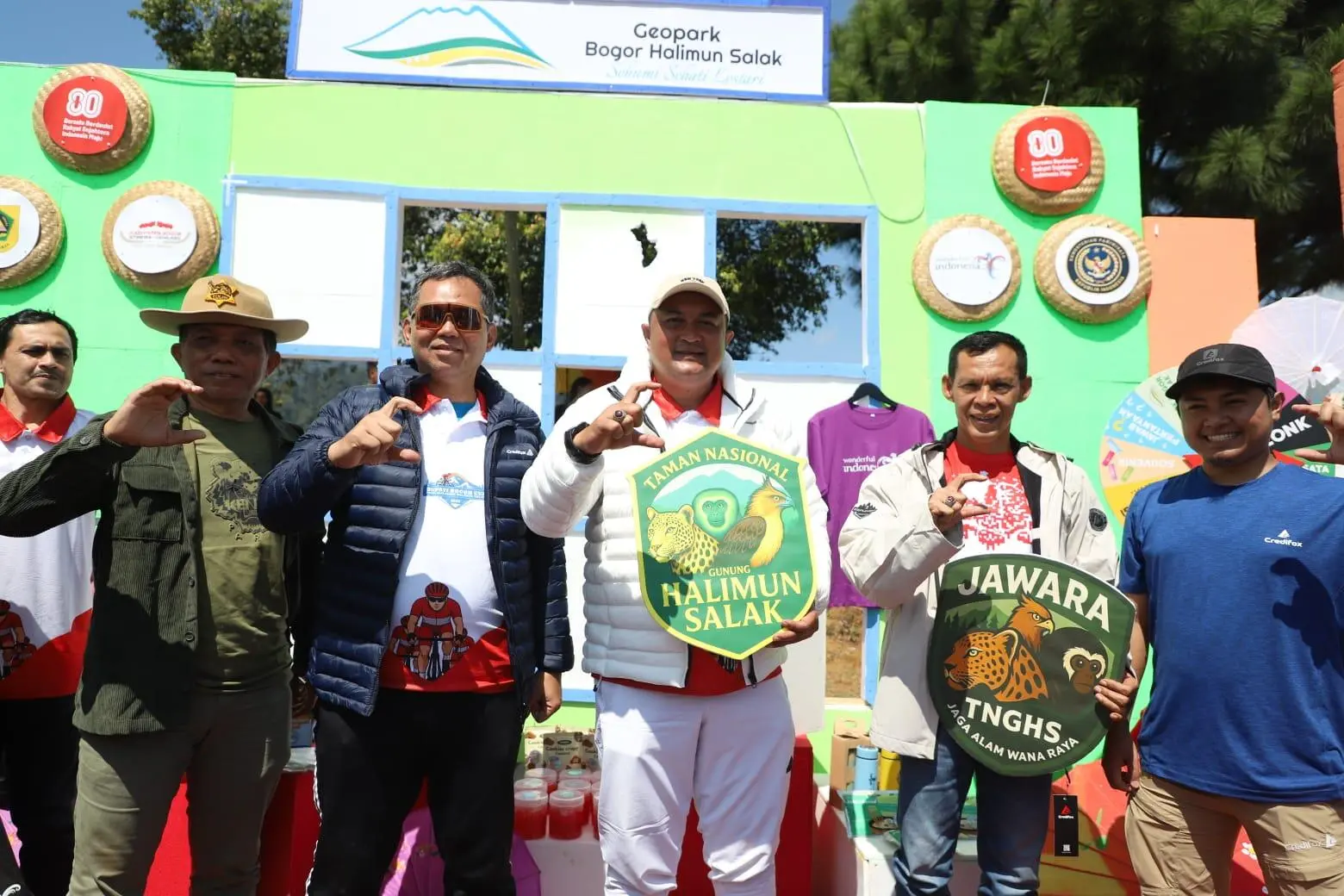 Jaga Ekosistem Gunung Halimun Salak, Bupati Bogor Lepasliarkan Burung Elang di Malasari