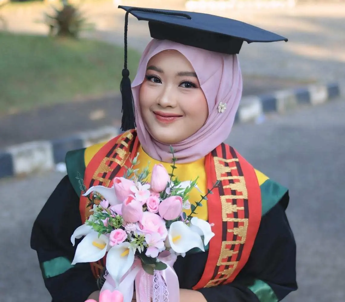 Unila Wisuda 993 Mahasiswa, Oktiva Risma Wardhani Resmi Sandang Gelar Sarjana Farmasi