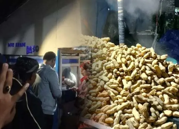 Kades Malasari Borong Dagangan UMKM, Warga Nikmati Jajanan Gratis di Tour Halimun Salak