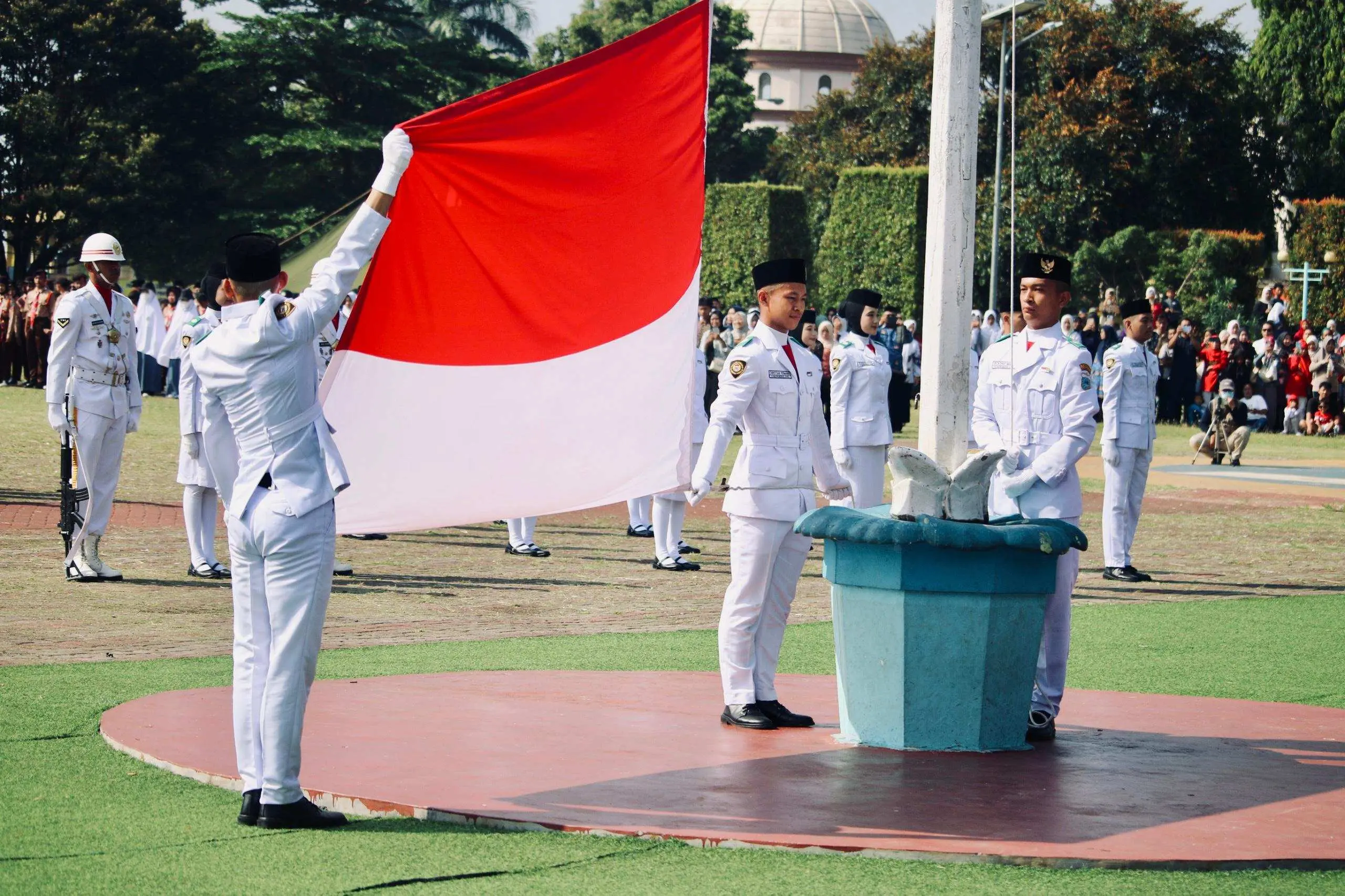 Christian Permana, Anak Pesisir Muara Angke Kibarkan Bendera HUT ke-80 RI di Pandeglang
