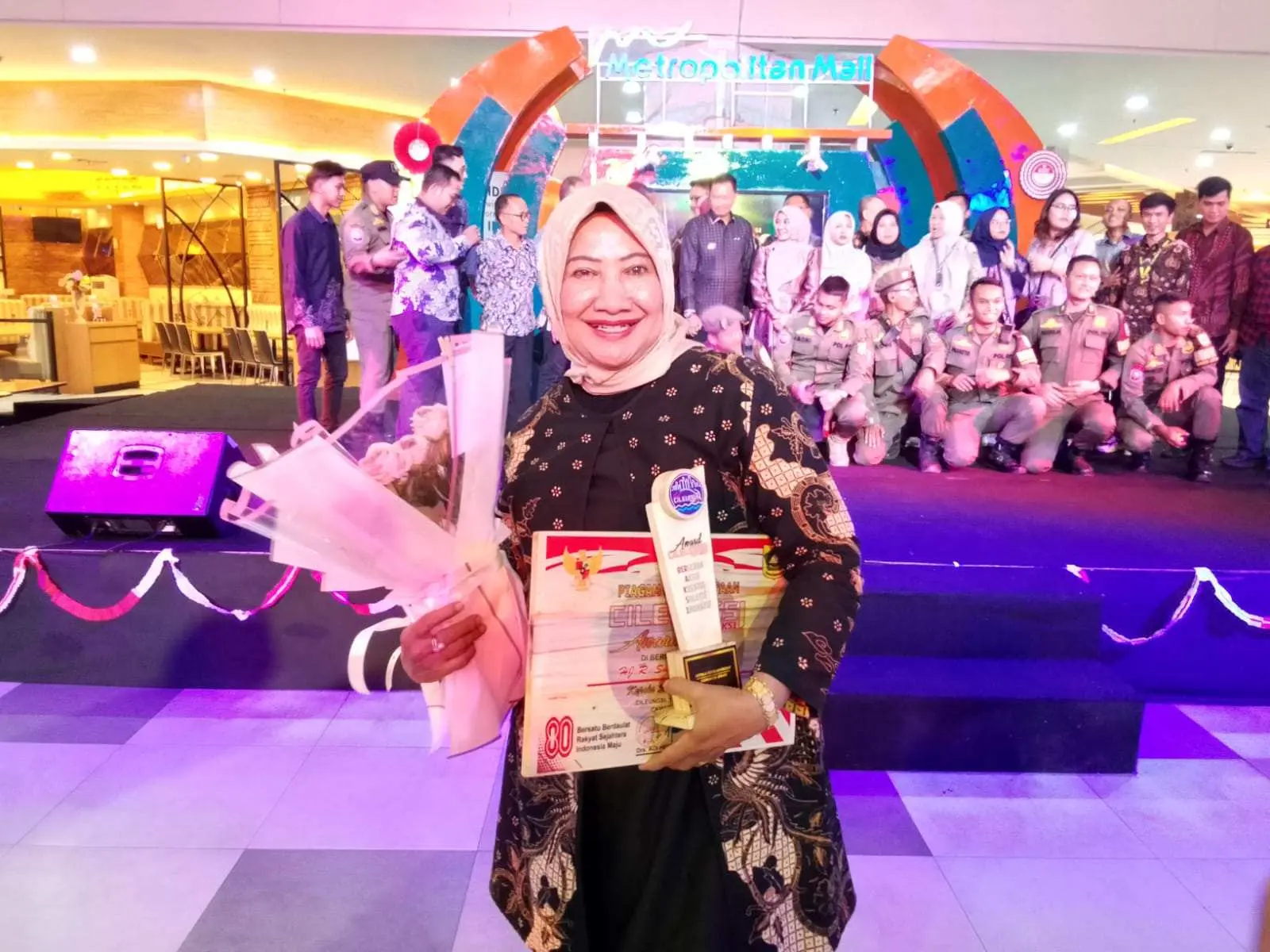 Kepala SDN Pasirangin 02 Hj. R. Sukmawati Dinobatkan Sebagai Kepala Sekolah Beraksi di Cileungsi Beraksi Awards