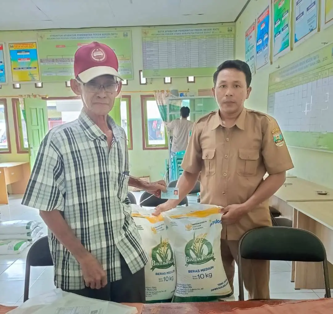 Peratin Negeri Ratu Salurkan Bantuan Beras untuk 74 KPM di Pesisir Utara