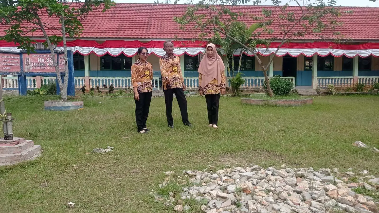 Halaman Becek Saat Hujan, SDN 31 Negeri Katon Minta Pemasangan Paving Block