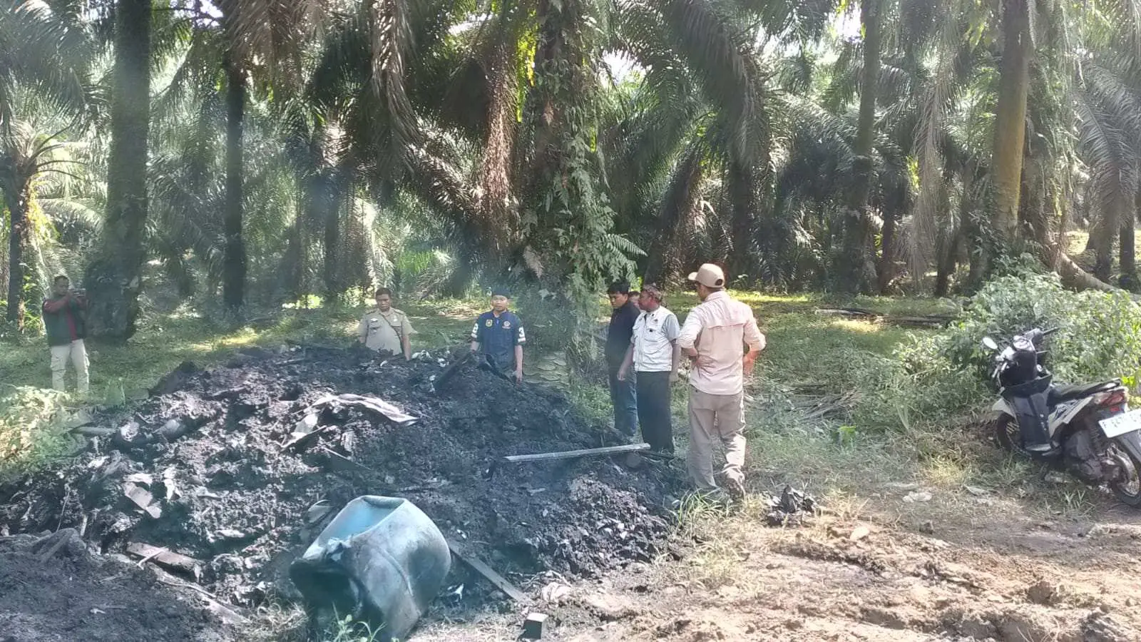 Limbah Misterius Gegerkan Warga Cigudeg, DLH Ambil Sampel untuk Uji Lab