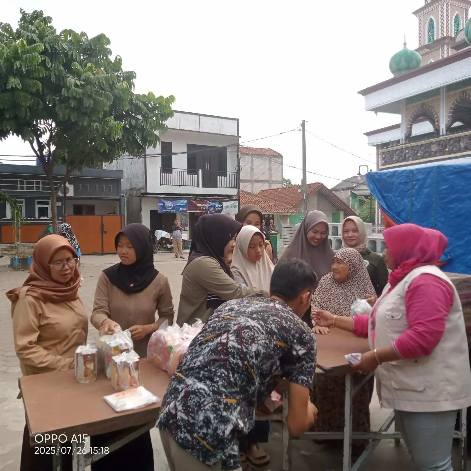 Ratusan Warga Nikmati Sembako Murah di Karadenan, Ini Kata Lurah Aspriyanto