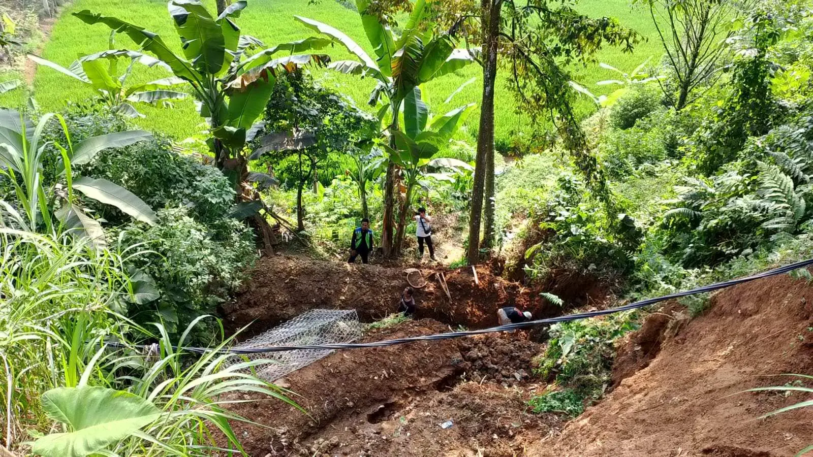 Jalan Longsor di Cisaranten Mulai Diperbaiki, UPT PUPR Fokus Stabilkan Tebing