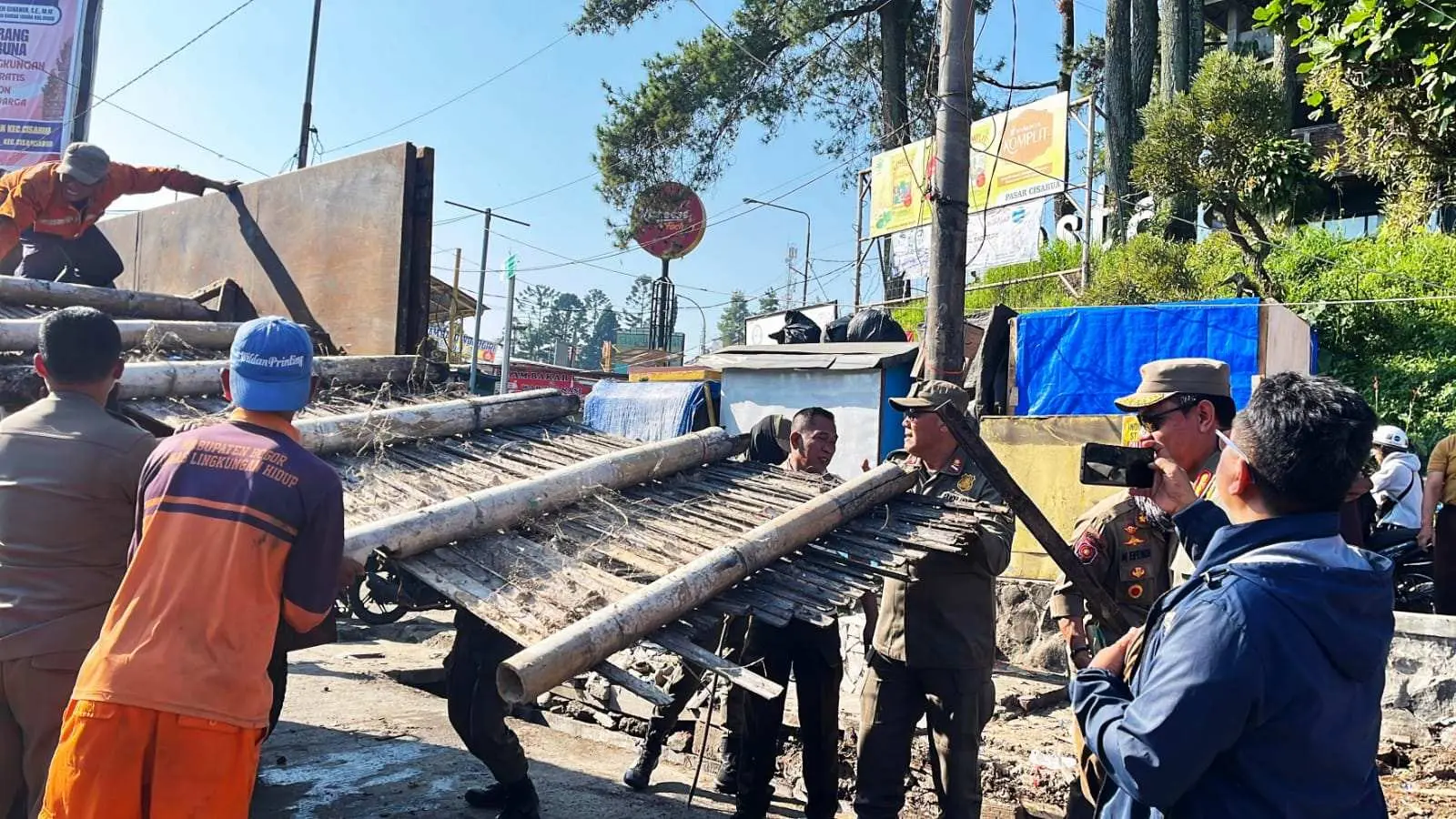 Satpol PP Bongkar 130 Lapak PKL di Cisarua, Langgar Tata Ruang dan Ganggu Drainase