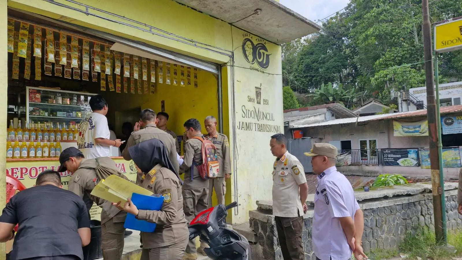 Razia Miras di Ciawi: Lima Warung Terjaring, Ratusan Botol Disita