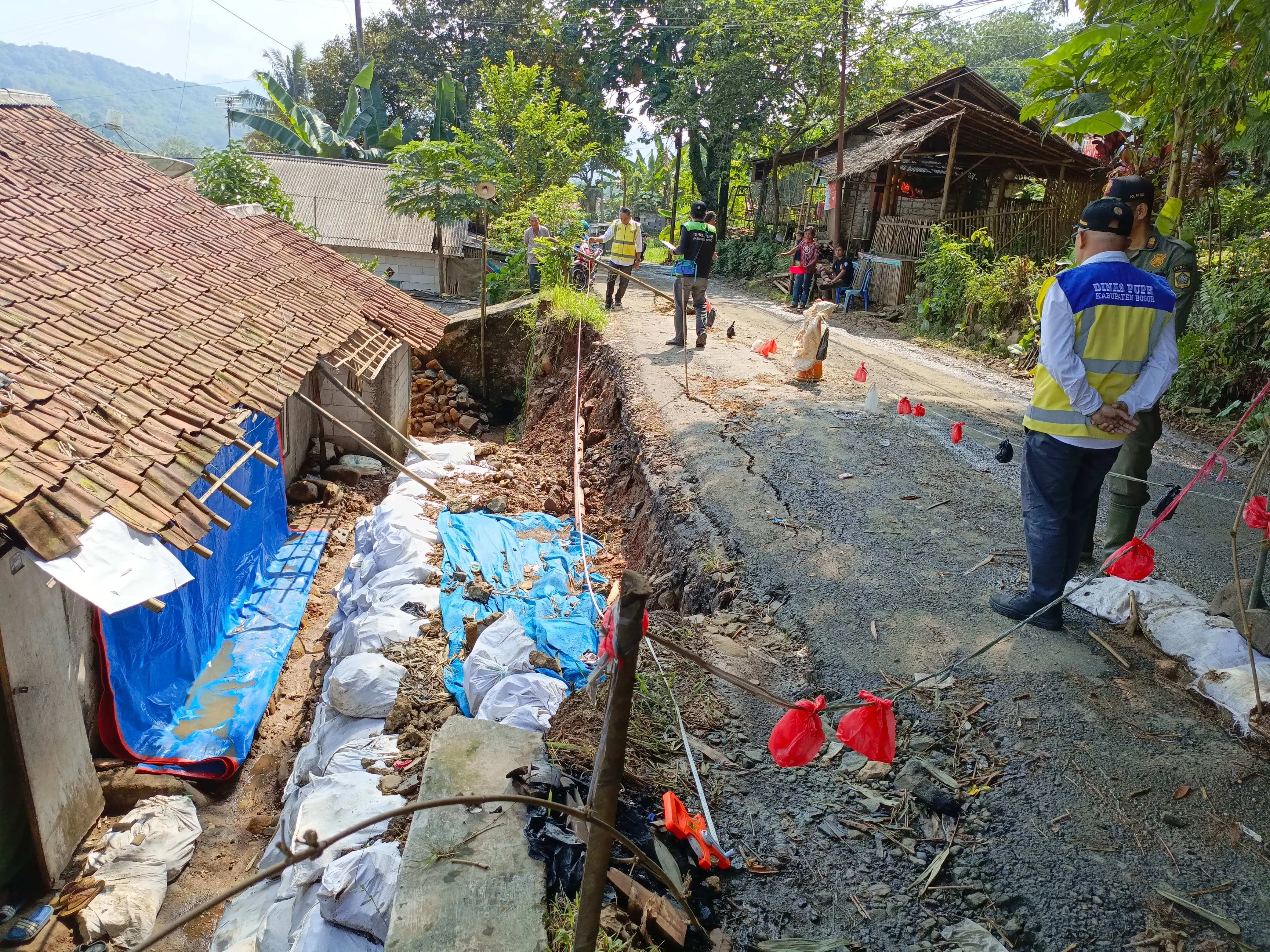 DPT Kalongliud Ambruk, Mulai Diperbaiki Setelah Longsor Rusak Rumah Warga