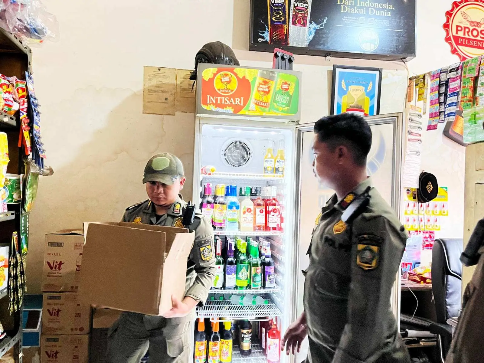 Razia Gabungan di Ciawi: Miras Disita, Pemilik Toko Diperiksa