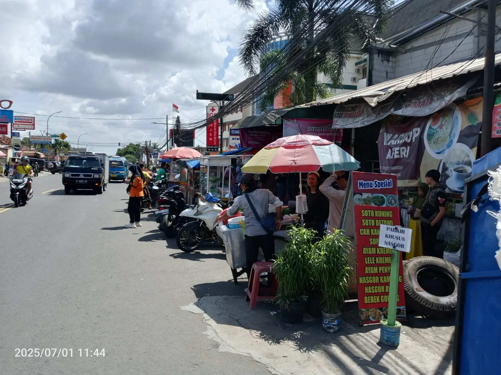 PKL Kuasai Trotoar RSUD Ciawi, Pejalan Kaki Terpaksa Jalan di Bahu Jalan