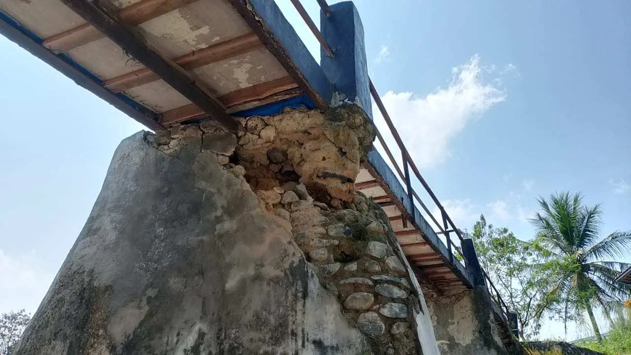 Jembatan Ki Lecut Penghubung Dua Desa di Jasinga Terancam Ambruk