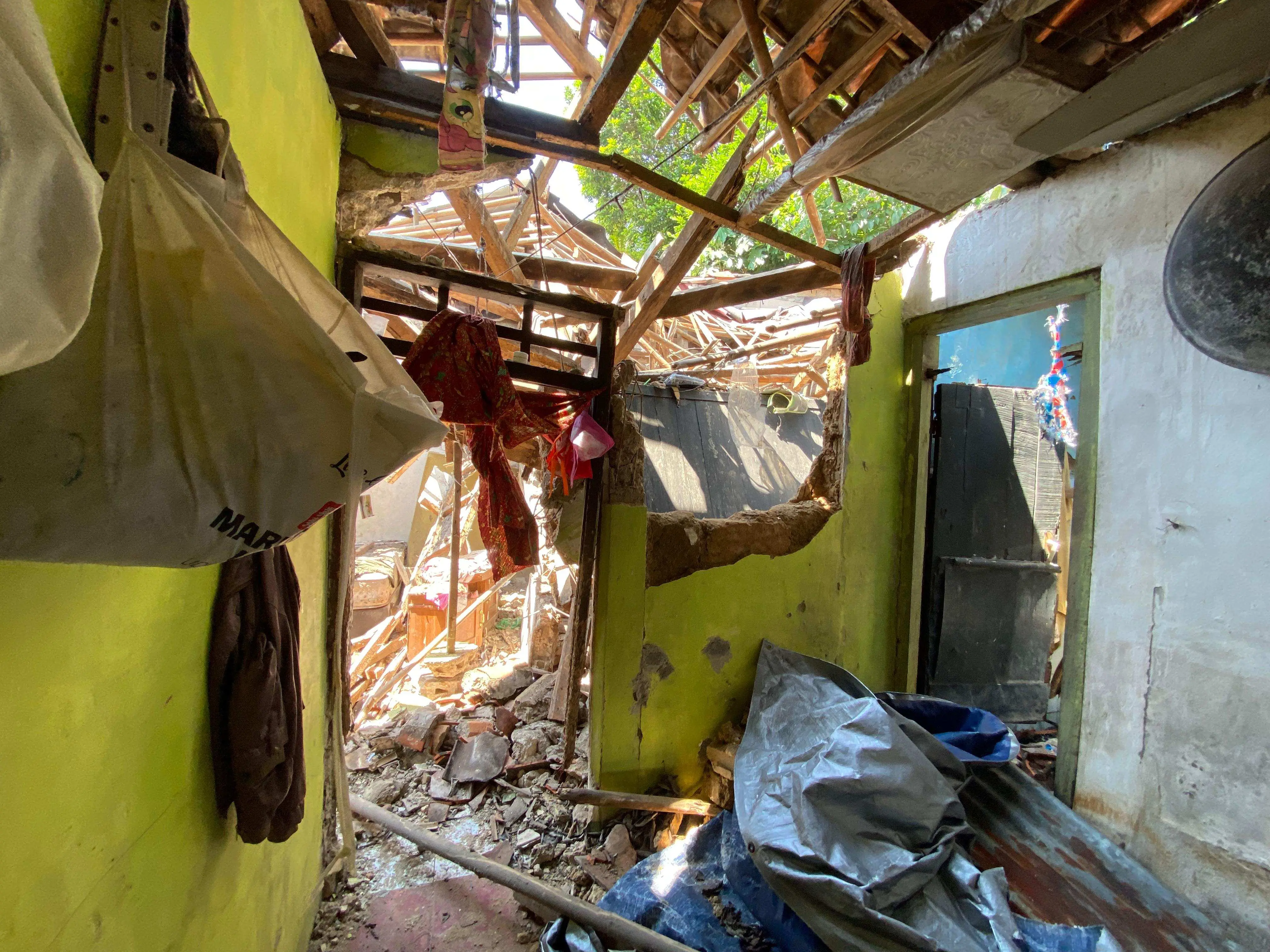 Dede Aisyah, Ibu Tunggal di Bogor, Menanti Harapan di Tengah Puing Rumahnya