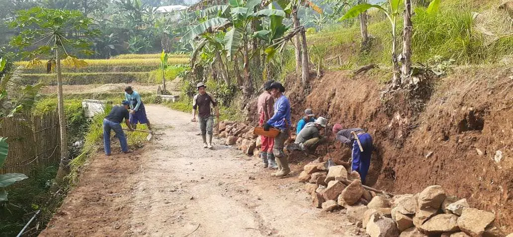 Desa Sukaluyu Terus Buka Akses Jalan dan Antisipasi Longsor Lewat Program Samisade