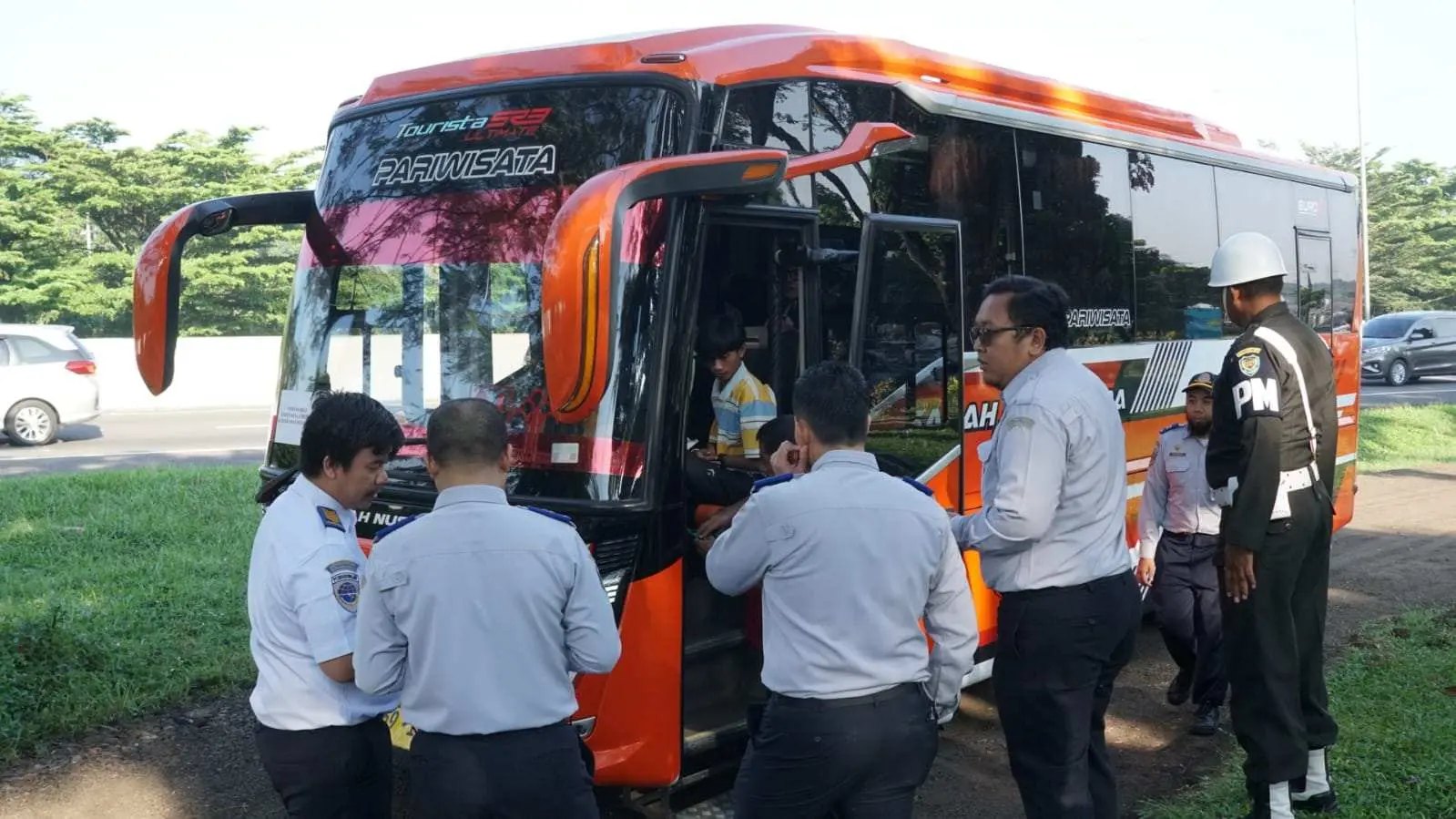 Rampcheck Tol Jagorawi: Puluhan Bus Diperiksa, 38% Langgar Aturan
