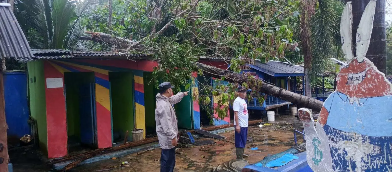 Polsek Kedondong Tanggap Bencana, Bantu Warga Korban Angin Kencang di Way Lima