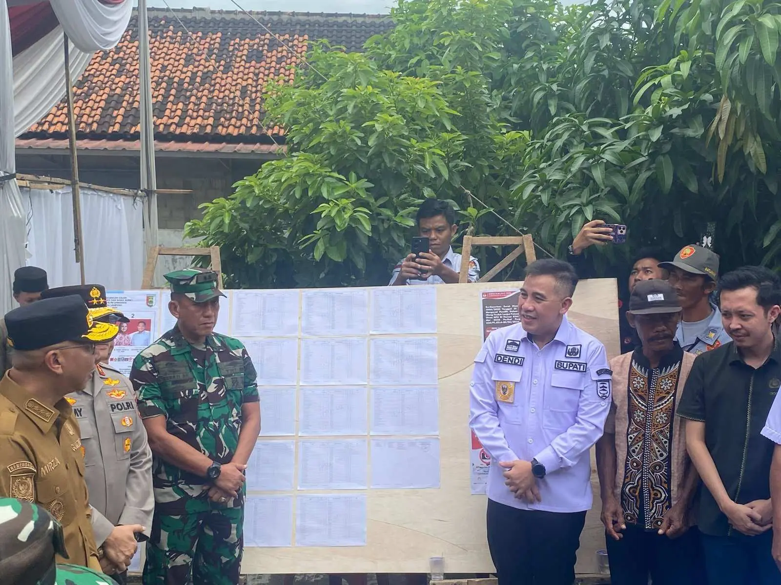 Bupati Pesawaran Dampingi Gubernur Lampung Tinjau Pelaksanaan PSU di Sejumlah TPS