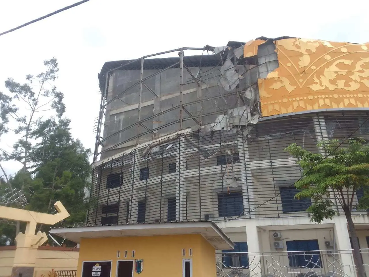 Gedung DPRD Pesawaran Ambruk Diduga Kondisi Bangunan Yang Sudah Tua