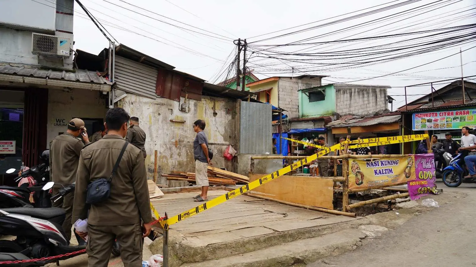 Pol PP Kabupaten Bogor Bongkar Bangunan Liar Sepanjang Bantaran Kalibaru Ciluar