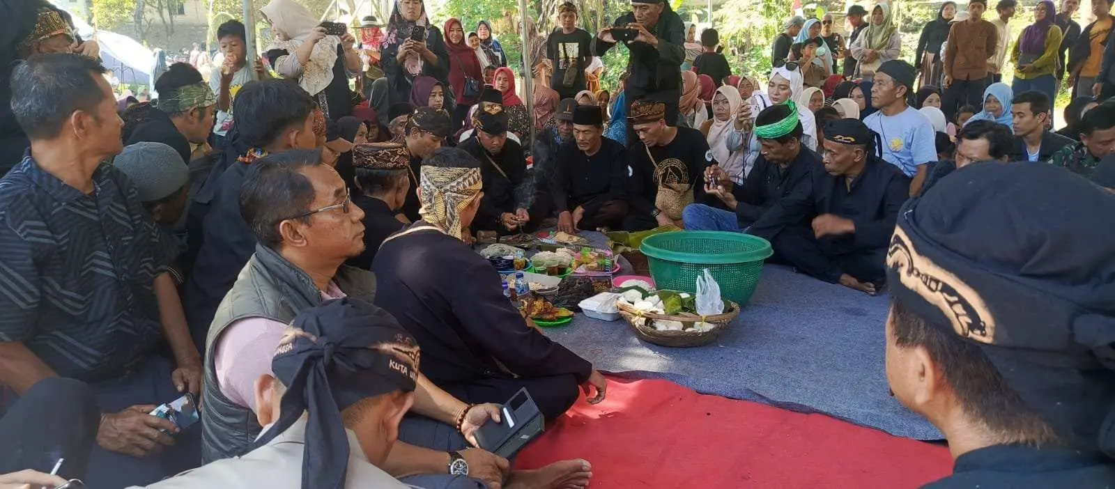 Konsistensi Masyarakat Kasepuhan Jatake Nutug Jaga Tradisi Ngalokot Cai