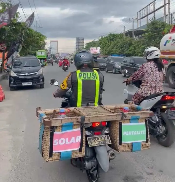 Begini Cara Polisi di Lampung Layani Pemudik Yang Kehabisan Bensin di Jalan
