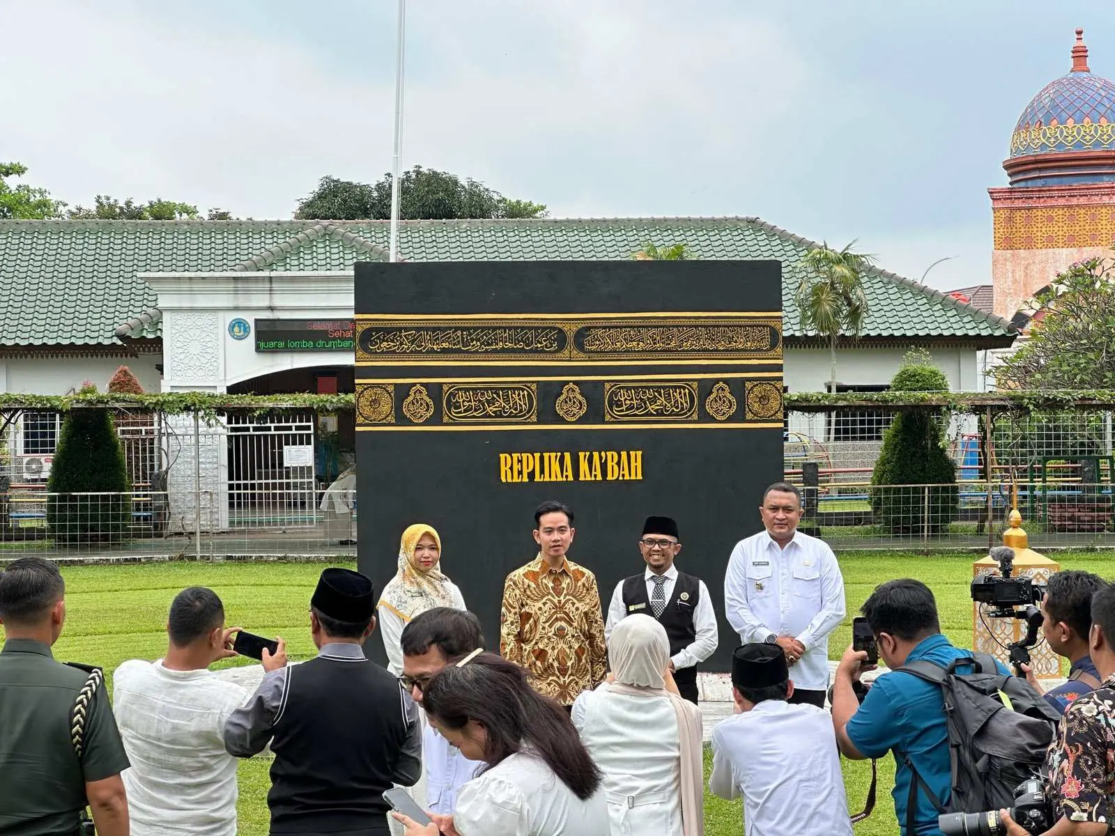 Wapres Gibran Rakabuming Raka Kunjungi Sekolah Al-Madinah Kenalkan Manfaat dan Penggunaan Tekhnologi AI