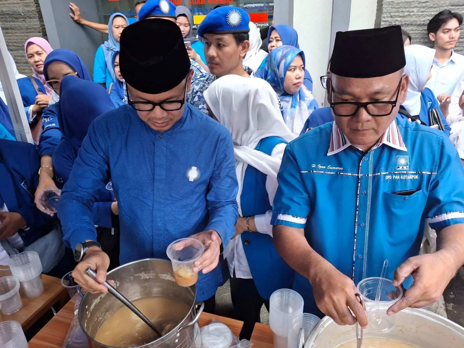 Wamendagri Bima Arya Turun Gunung Bagi-bagi Takjil Gratis di Depok