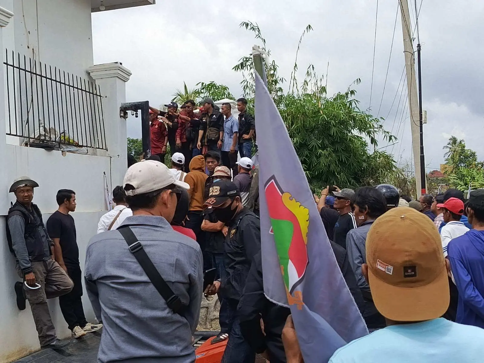 Dinilai Tidak Menjalankan Keputusan MK, Ribuan Warga Gelar Aksi Didepan Kantor KPU Pesawaran