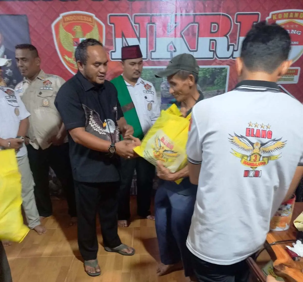 Jelang Bulan Suci Ramadhan, DPN Elang Tiga Hambalang Bagikan Sembako Kepada Masyarakat dan Anggota