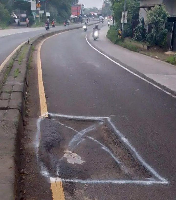 Sering Terjadi Lakalantas, Warga Minta Lubang Di Jalan Raya Kemang Diperbaiki Dan Pasang Tanda Bahaya