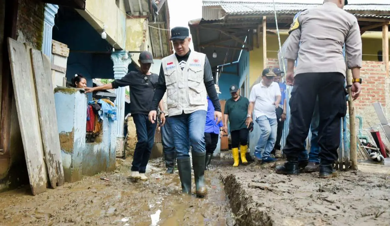 Bupati Dendi Ramadhona Tinjau Warga Terdampak Banjir di Desa Sukajaya Lempasing Teluk Pandan