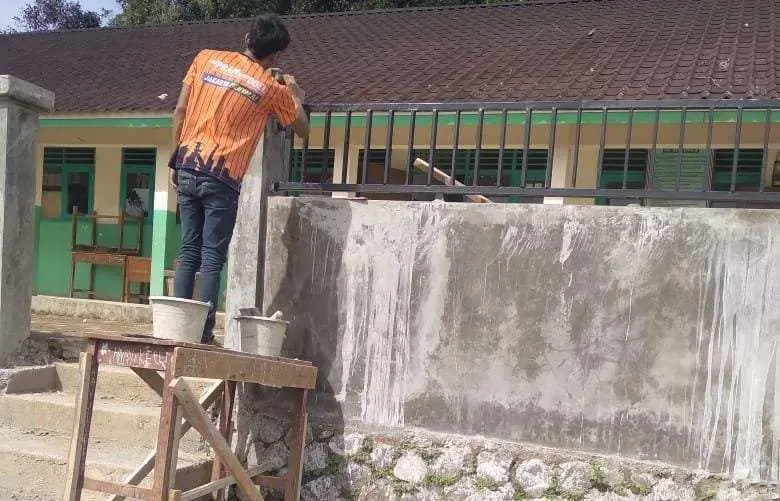 Diberitakan Mangkrak, Akhirnya Proyek Pemagaran SDN Pangradin 02 Kembali Dikerjakan Penyedia Jasa