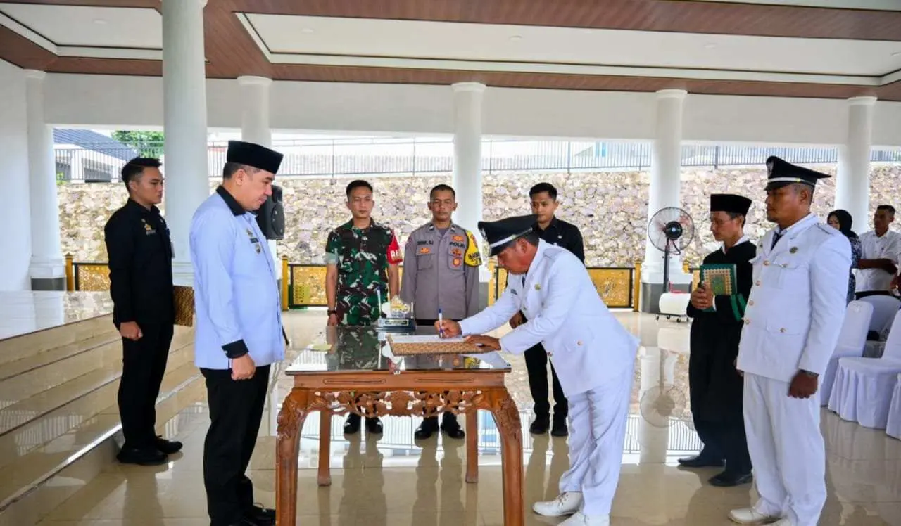 Bupati Dendi Ramadhona Lantik Tiga Penjabat Kepala Desa