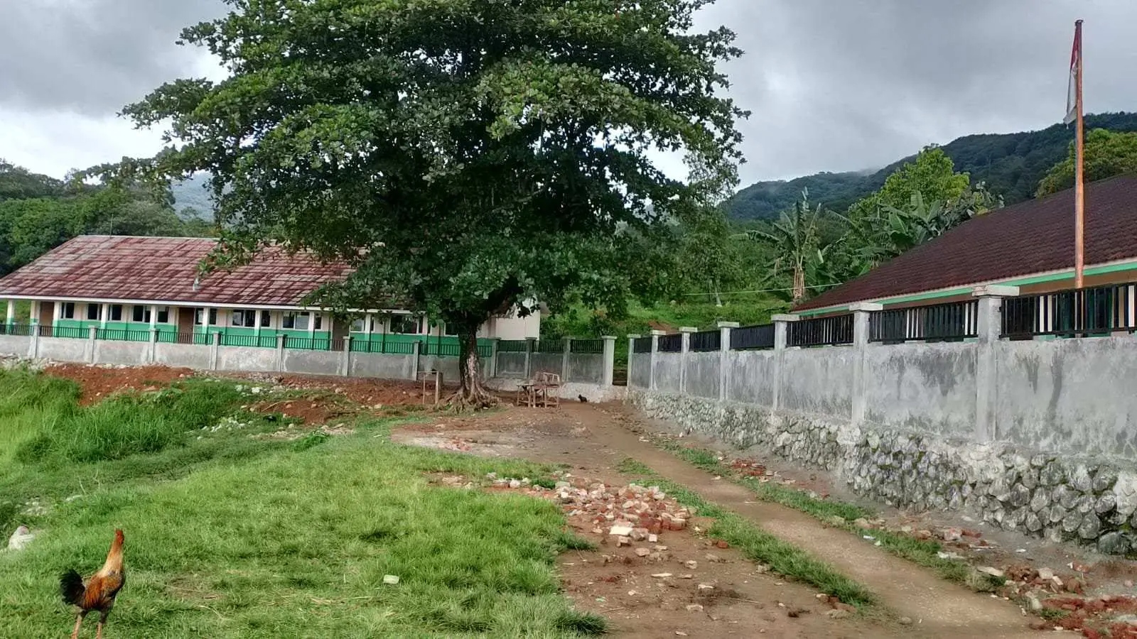 Miris! Sudah Berganti Tahun Proyek Pemagaran SDN Pangradin 02 Jasinga Mangkrak