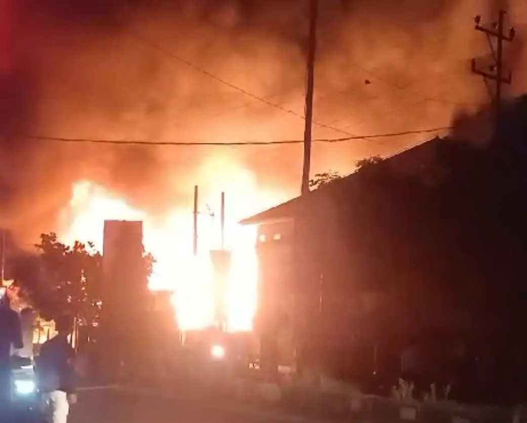 Kebakaran Hebat Terjadi di Samping Puskesmas Sukaraja, Dua Unit Rumah Terbakar Habis 
