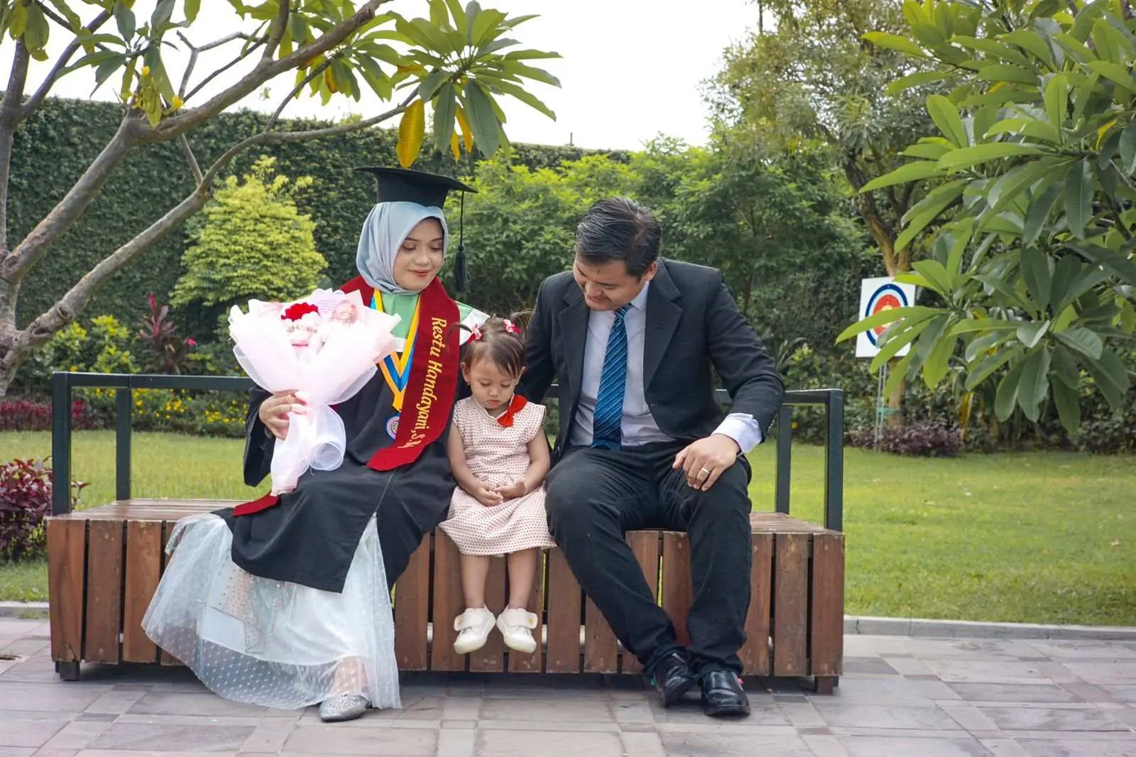 Restu Handayani Resmi Menyandang Gelar Sarjana Kebidanan