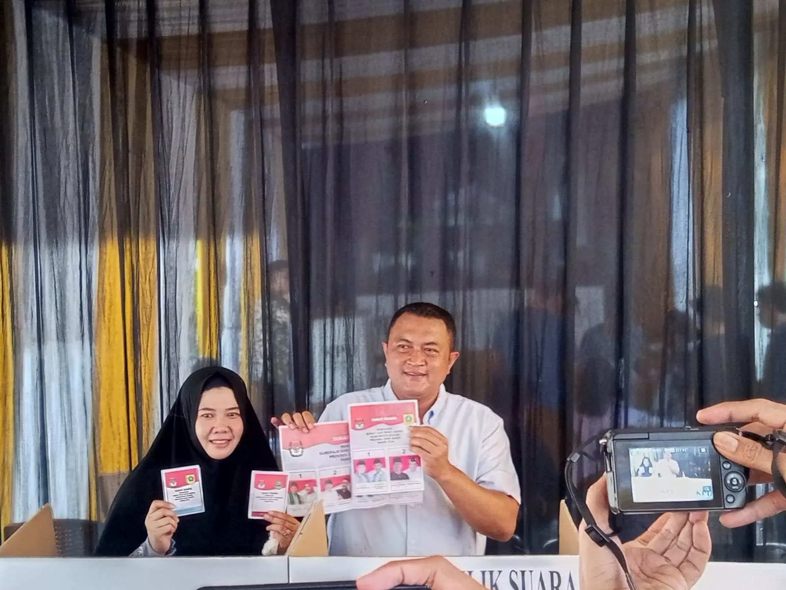 Cabup Bogor Rudy Susmanto dan Istri Nyoblos di TPS 03 Puri Nirwana Estate