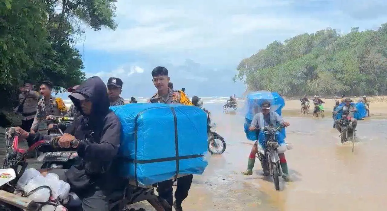 Mendaki Gunung Lewati Laut, Perjuangan Polri Distribusikan Logistik Pilkada Di wilayah Terpencil