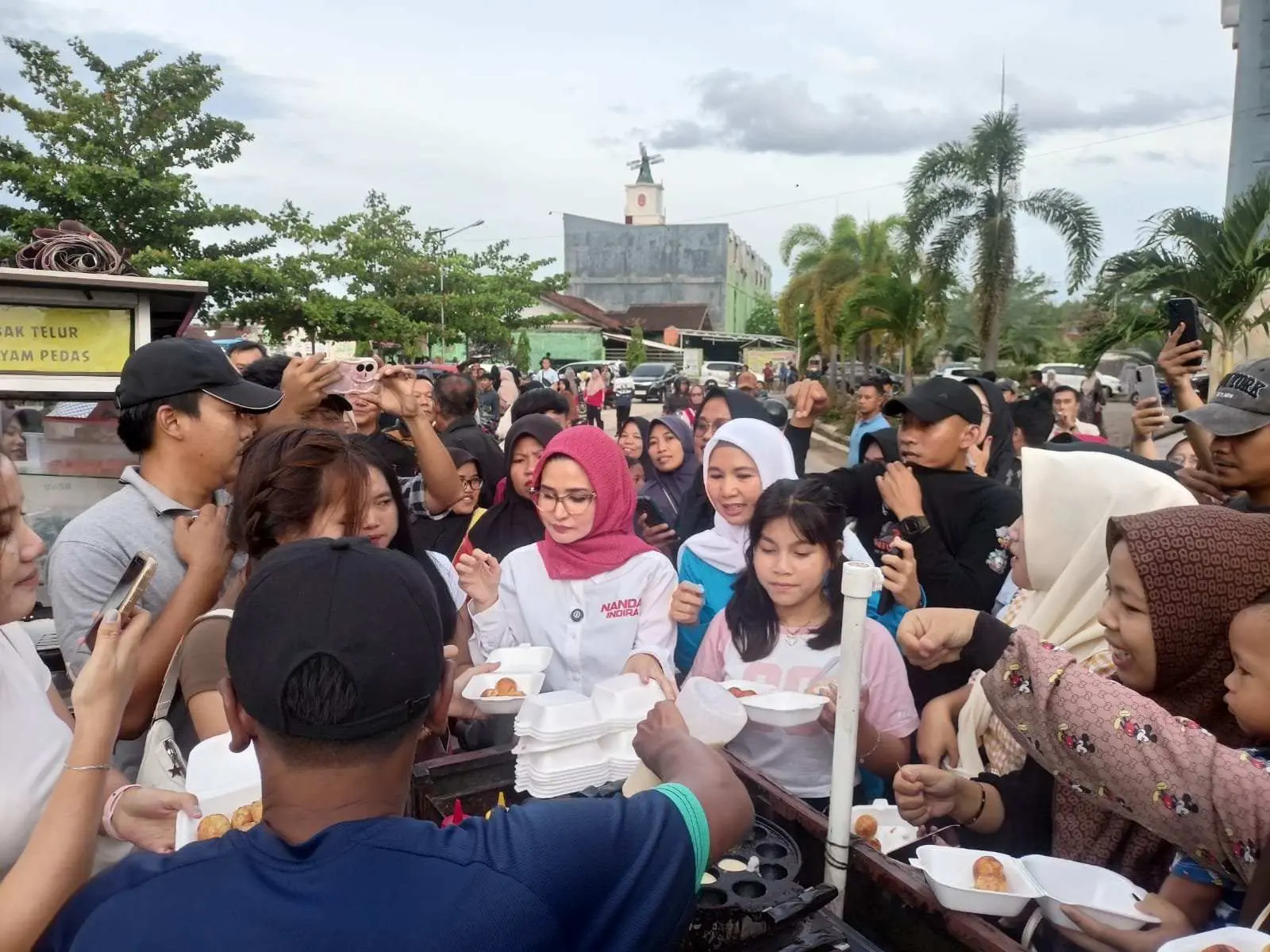 Kampanye Terakhir Paslon 02 Hadir di Tugu Penganten Dan Islamic Center Temui Pelaku UMKM