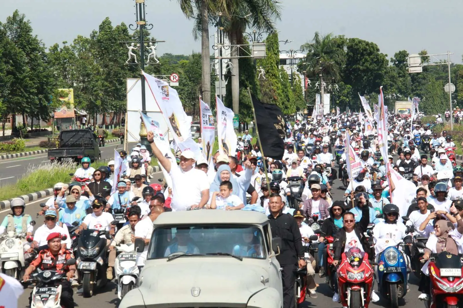 Kampanye Terakhir, Cabup Bogor Rudy Susmanto Diarak Ribuan Relawan Menuju Sentul