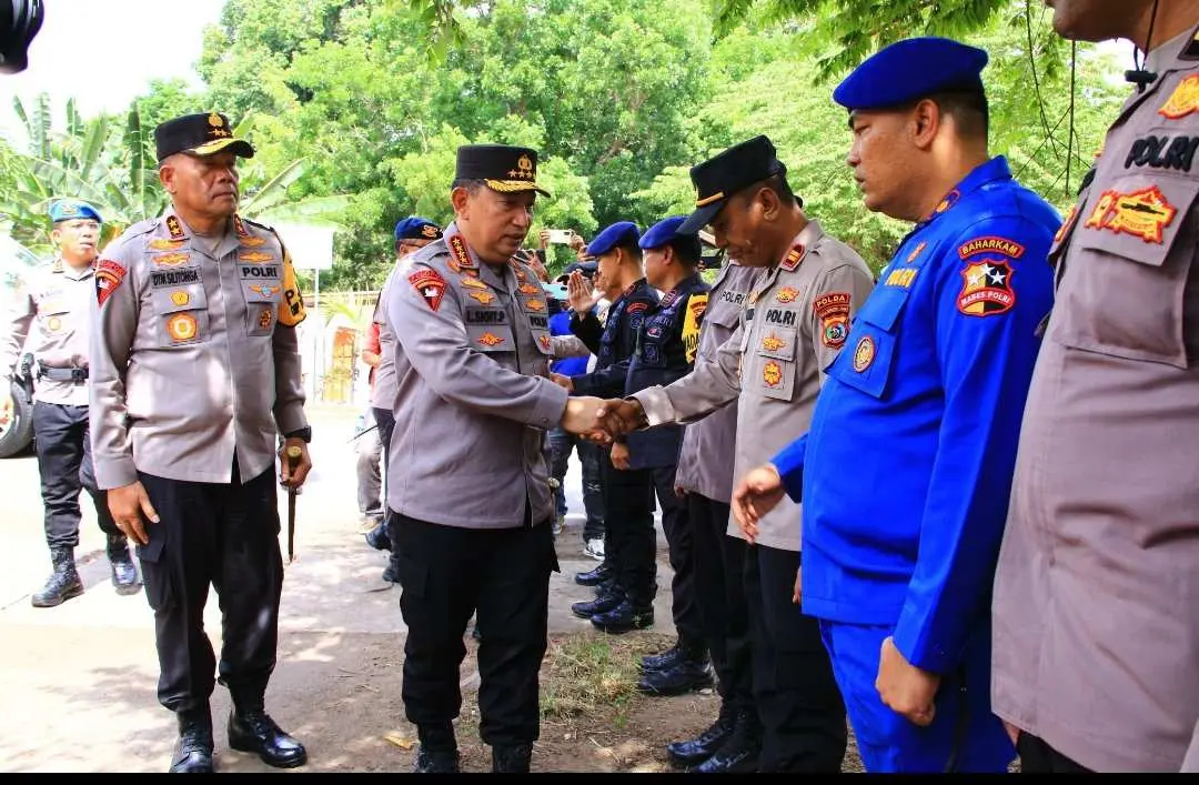 Kapolri Jenderal Listyo Sigit Tinjau Posko Pengungsi Erupsi Gunung Lewotobi di NTT