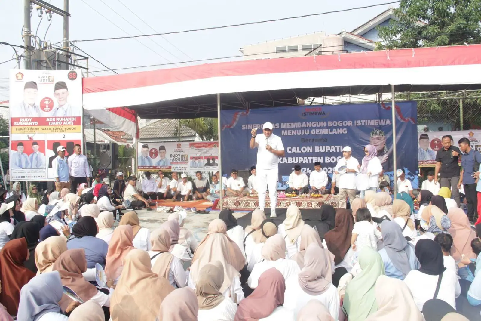 Senam Bareng Warga Pabuaran Mekar, Cabup Bogor Rudy Susmanto Sumbang 1 Unit Ambulan